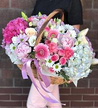 Цветочная композиция из Розы, Хризантемы, Пионы и Лизиантусы в корзине в Новодугино